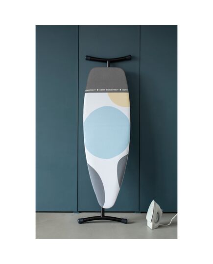 Маса за гладене brabantia d 135x45cm с топлоустойчива зона за ютия, spring bubbles