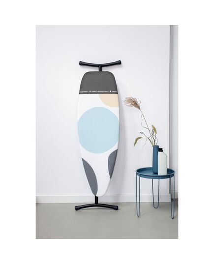 Маса за гладене brabantia d 135x45cm с топлоустойчива зона за ютия, spring bubbles