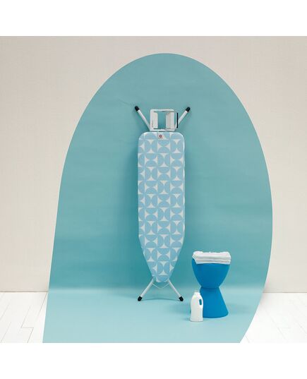 Маса за гладене brabantia b 124x38cm с поставка за ютия, fresh breeze